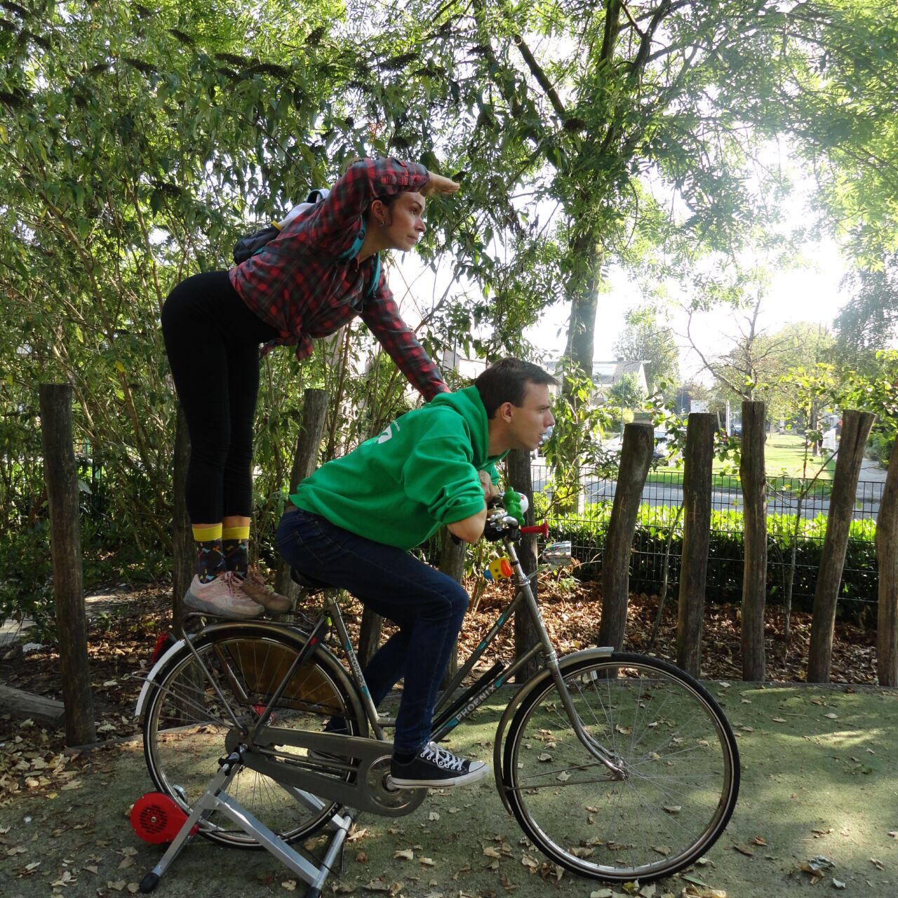 Twee mensen zitten op een fiets in een toneelstuk