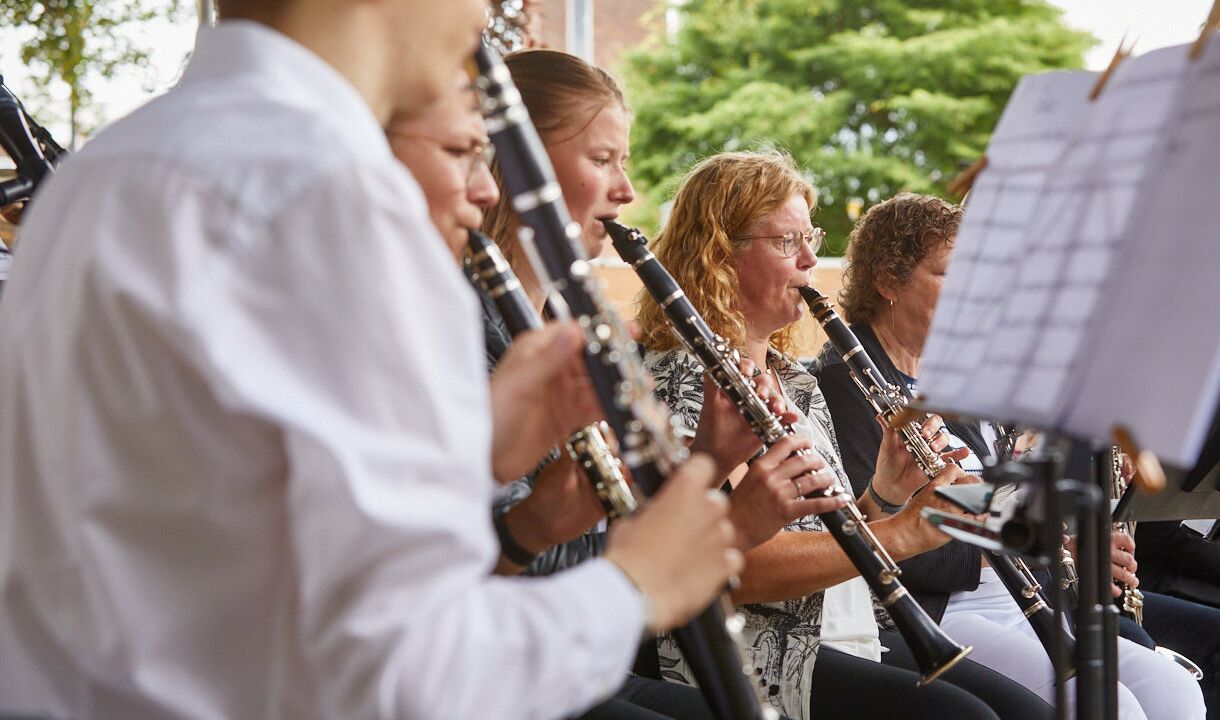 Spelers van RICK's Clarinet Choir treden op.