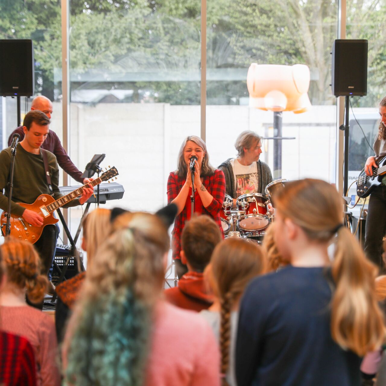 RICK verzorgt een muziekoptreden op een basisschool.