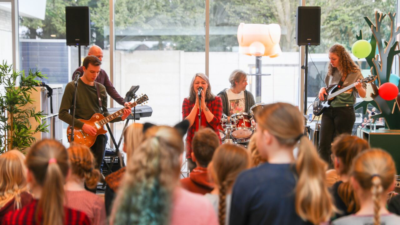 RICK verzorgt een muziekoptreden op een basisschool.