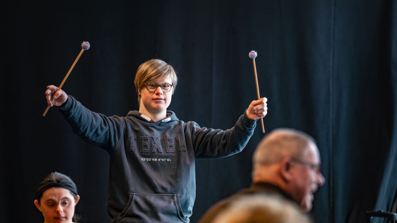 Jongen met een beperking speelt muziek