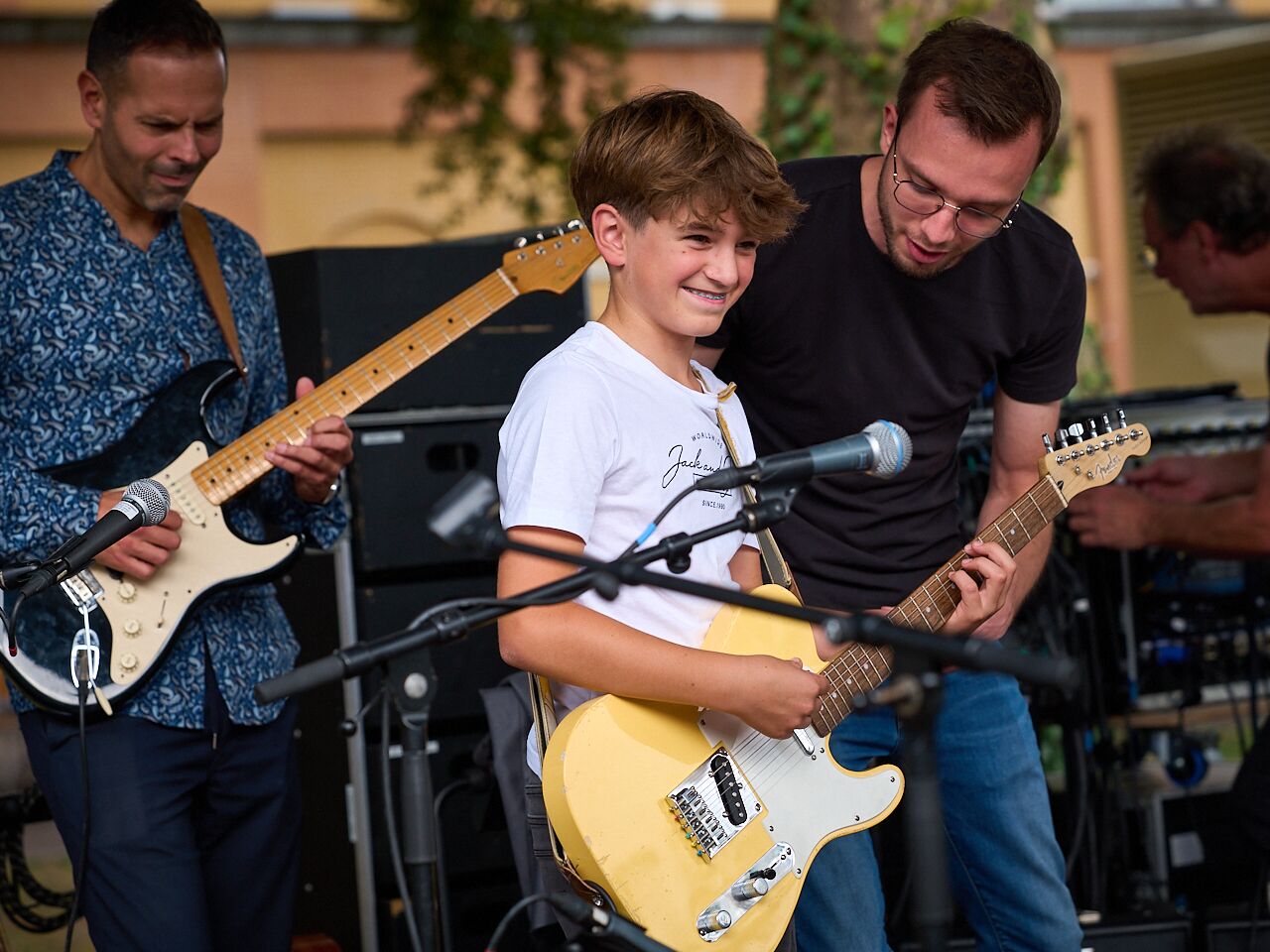 Twee docenten maken muziek met een leerling