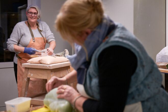 Cursist is bezig tijdens les beeldhouwen