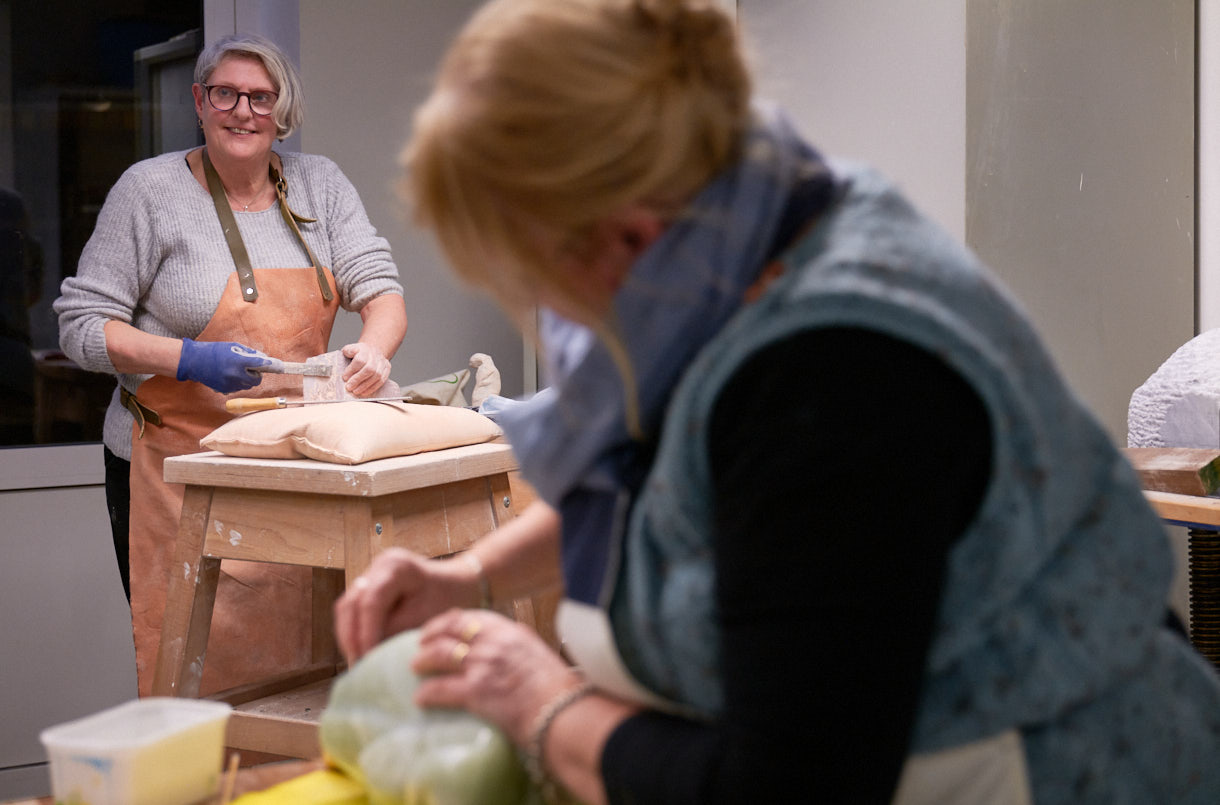 Cursist is bezig tijdens les beeldhouwen
