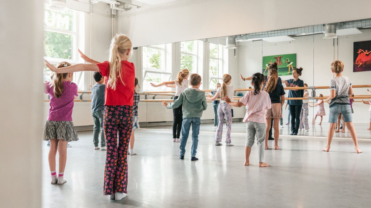 Kleuters volgen dansles