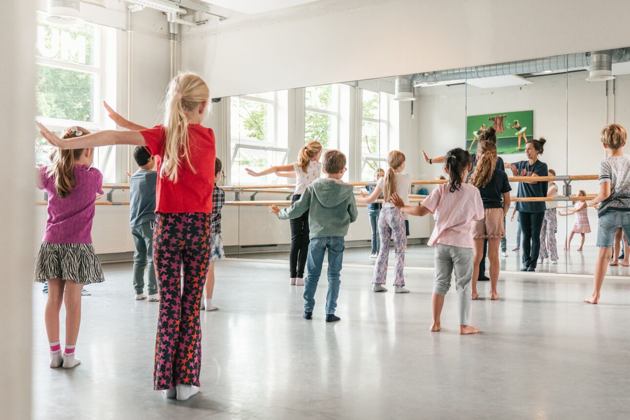 Kleuters volgen dansles