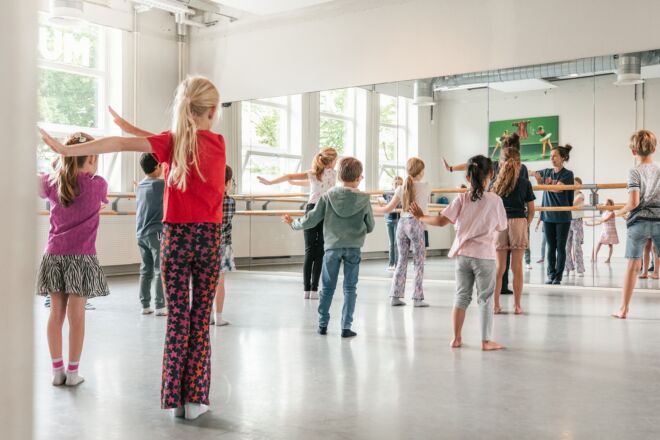 Kleuters volgen dansles
