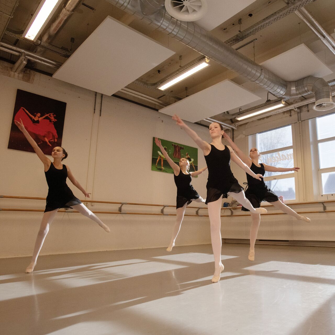 Een groep leerlingen krijgt les in klassiek ballet.