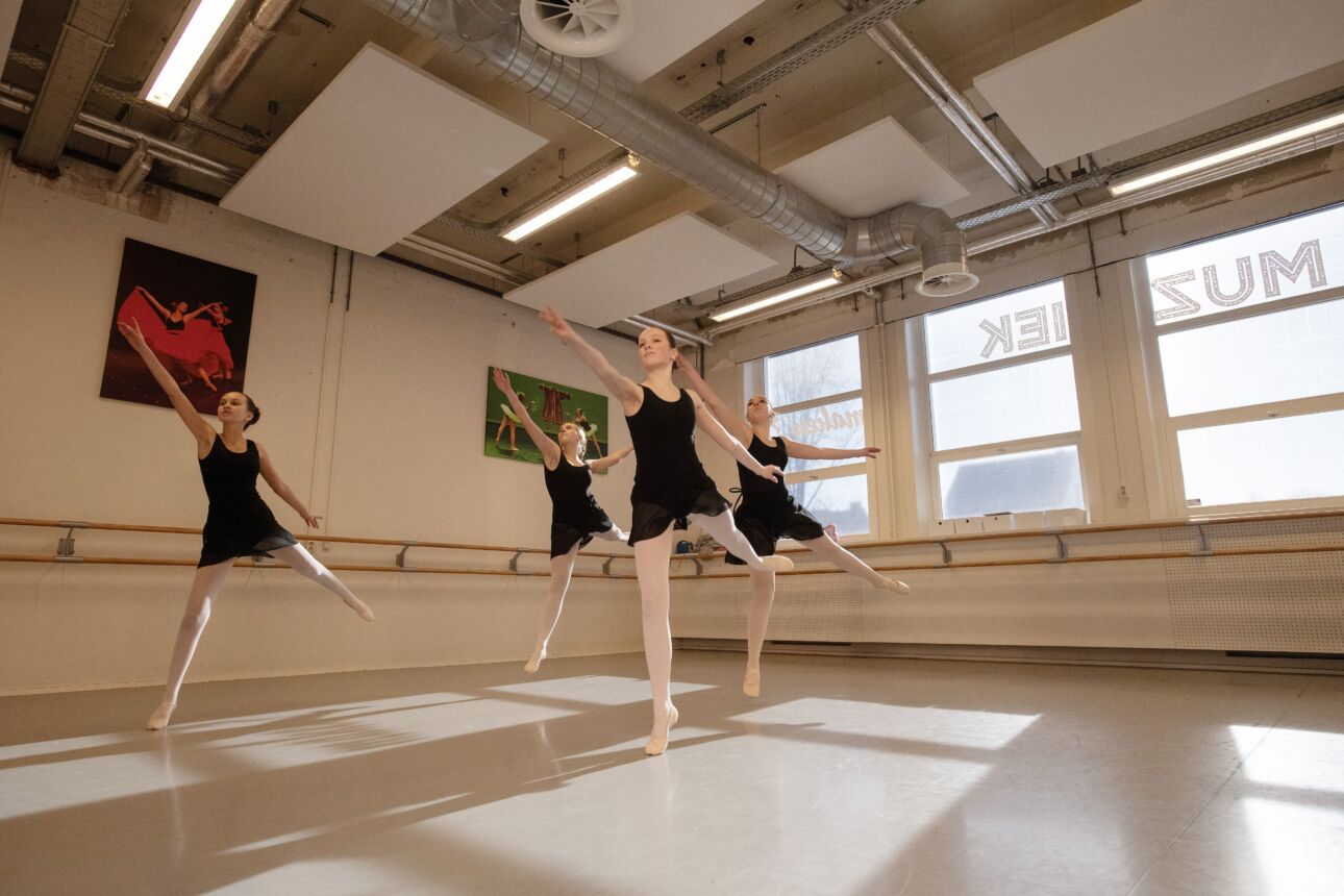 Een groep leerlingen krijgt les in klassiek ballet.