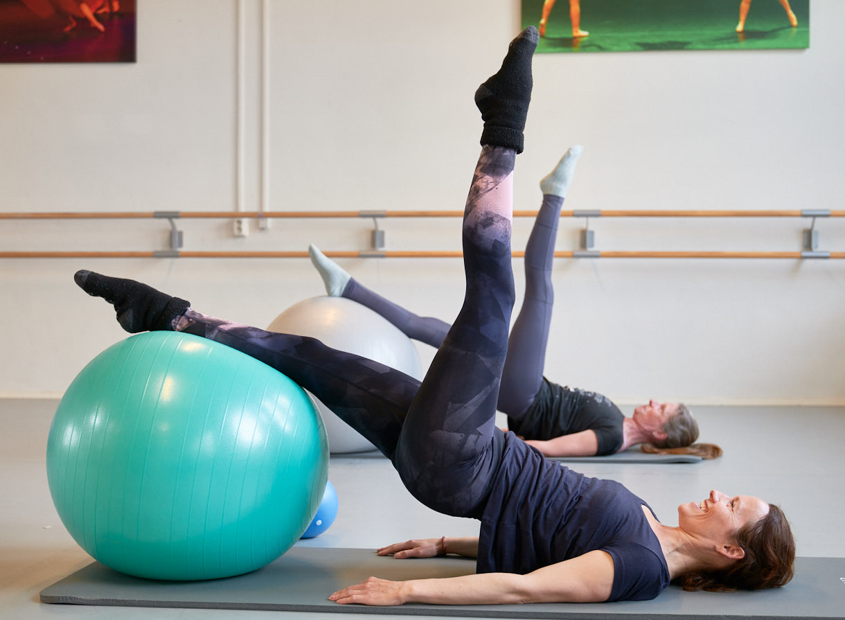 Vrouw volgt pilates-les