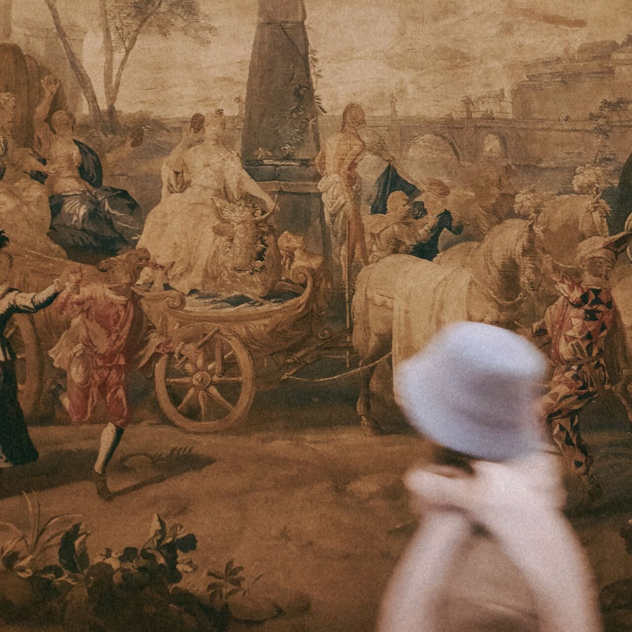 voorbijganger loopt langs schilderij