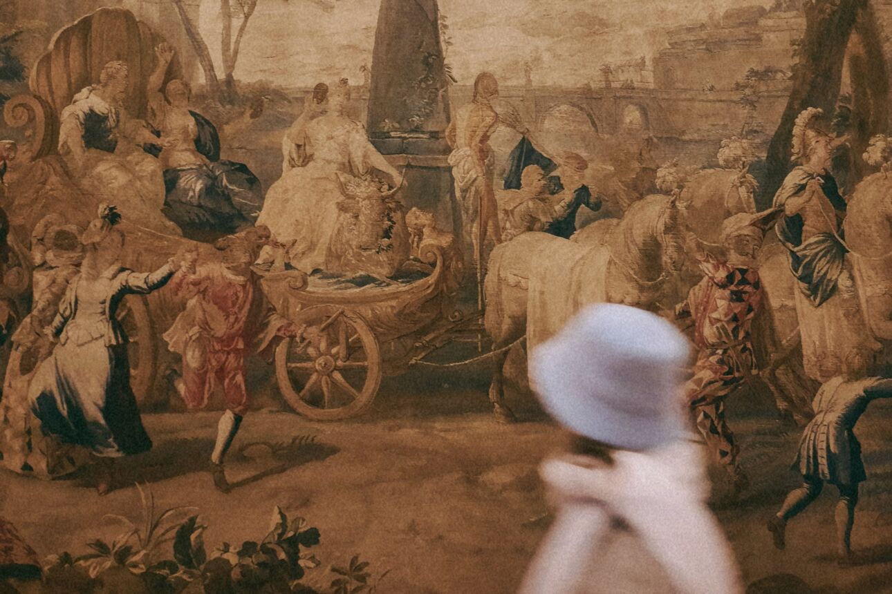 voorbijganger loopt langs schilderij