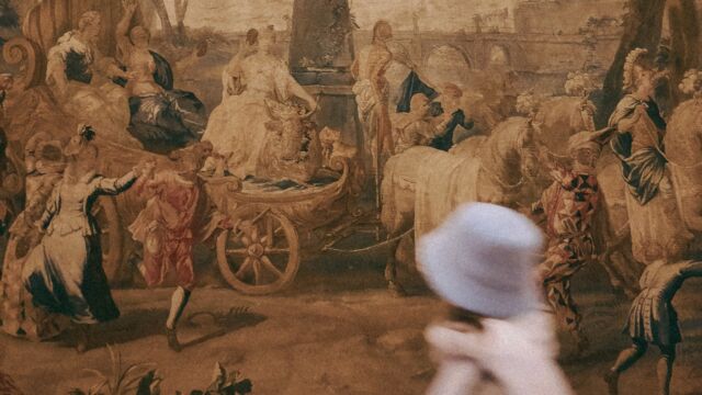 voorbijganger loopt langs schilderij