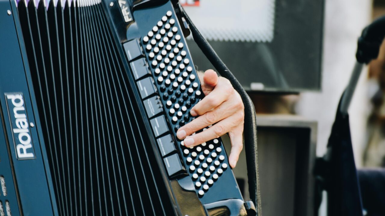 Hand speelt op accordeontoetsen