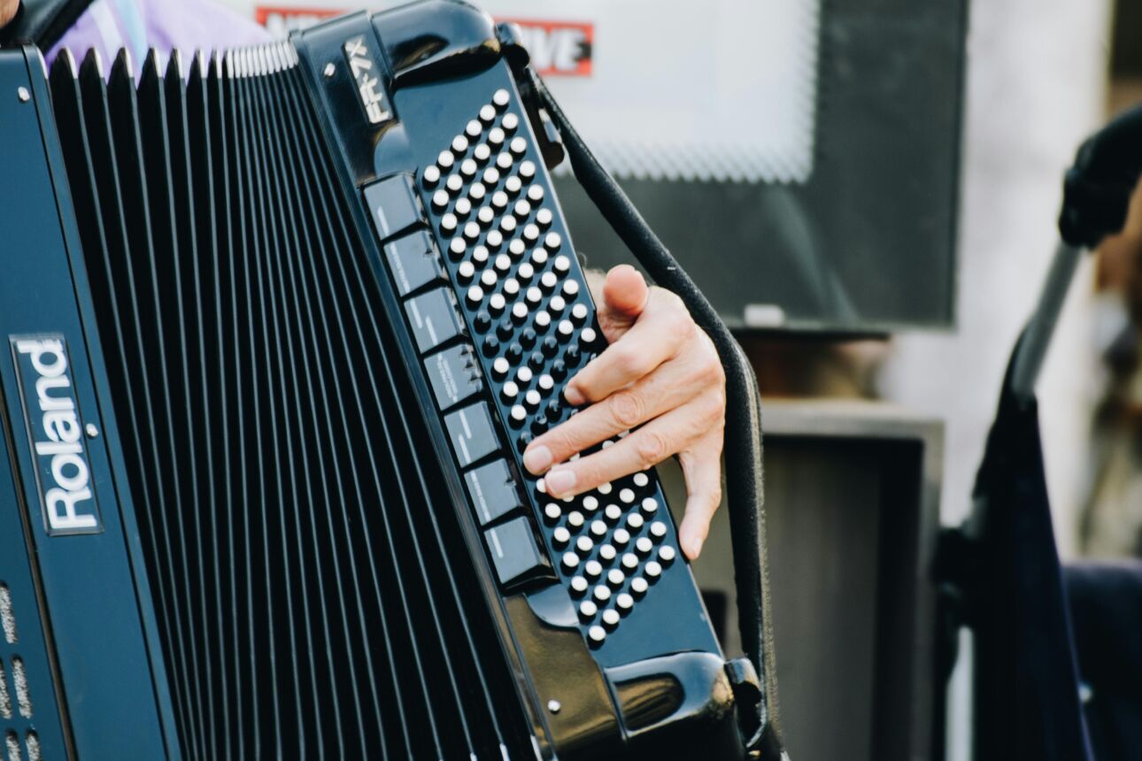 Hand speelt op accordeontoetsen