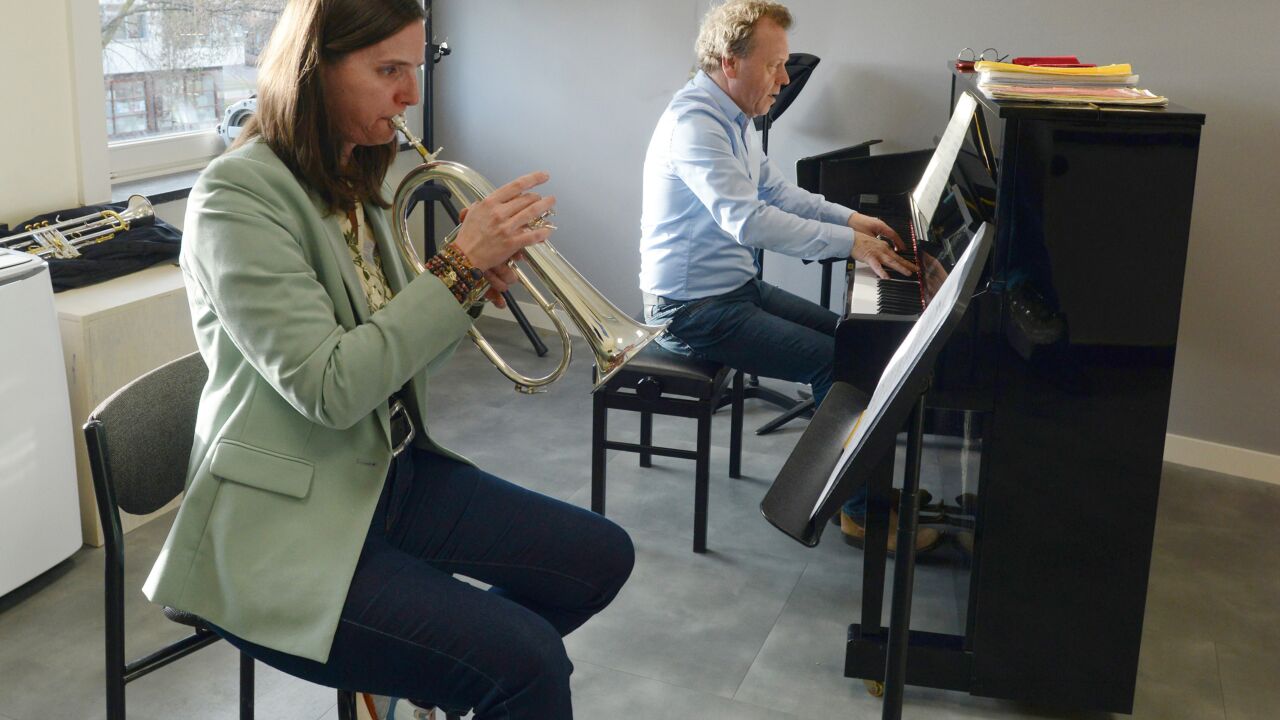 Twee muzikanten, een op bugel en een aan de piano