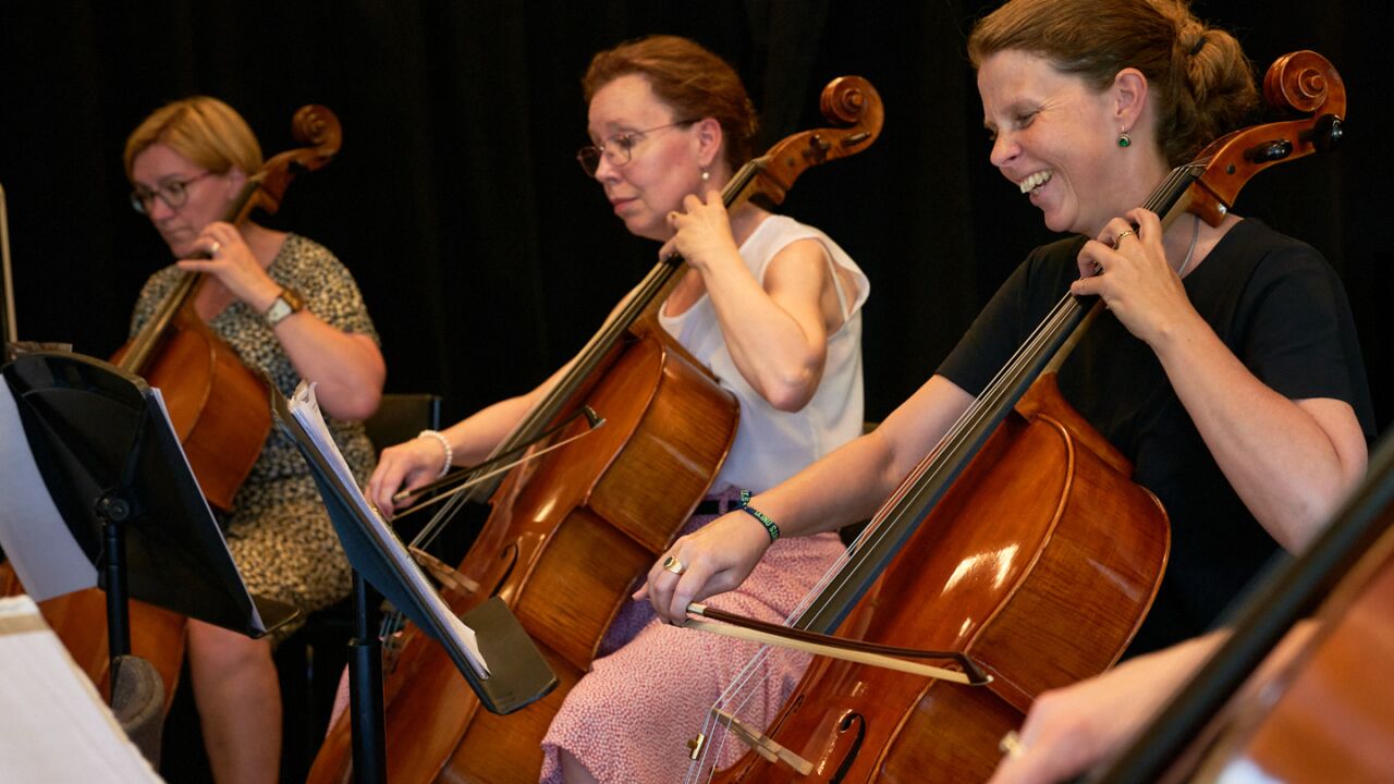 Drie cellisten spelen samen.