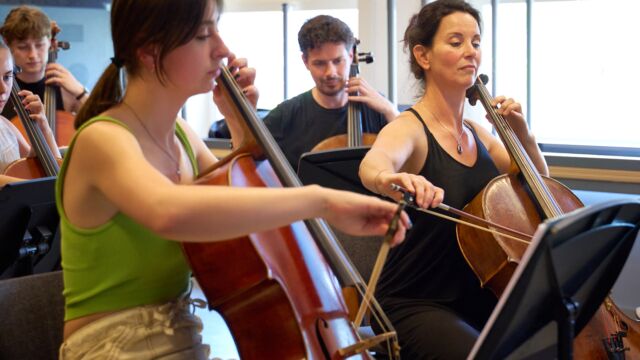 Een groep cursisten speelt cello
