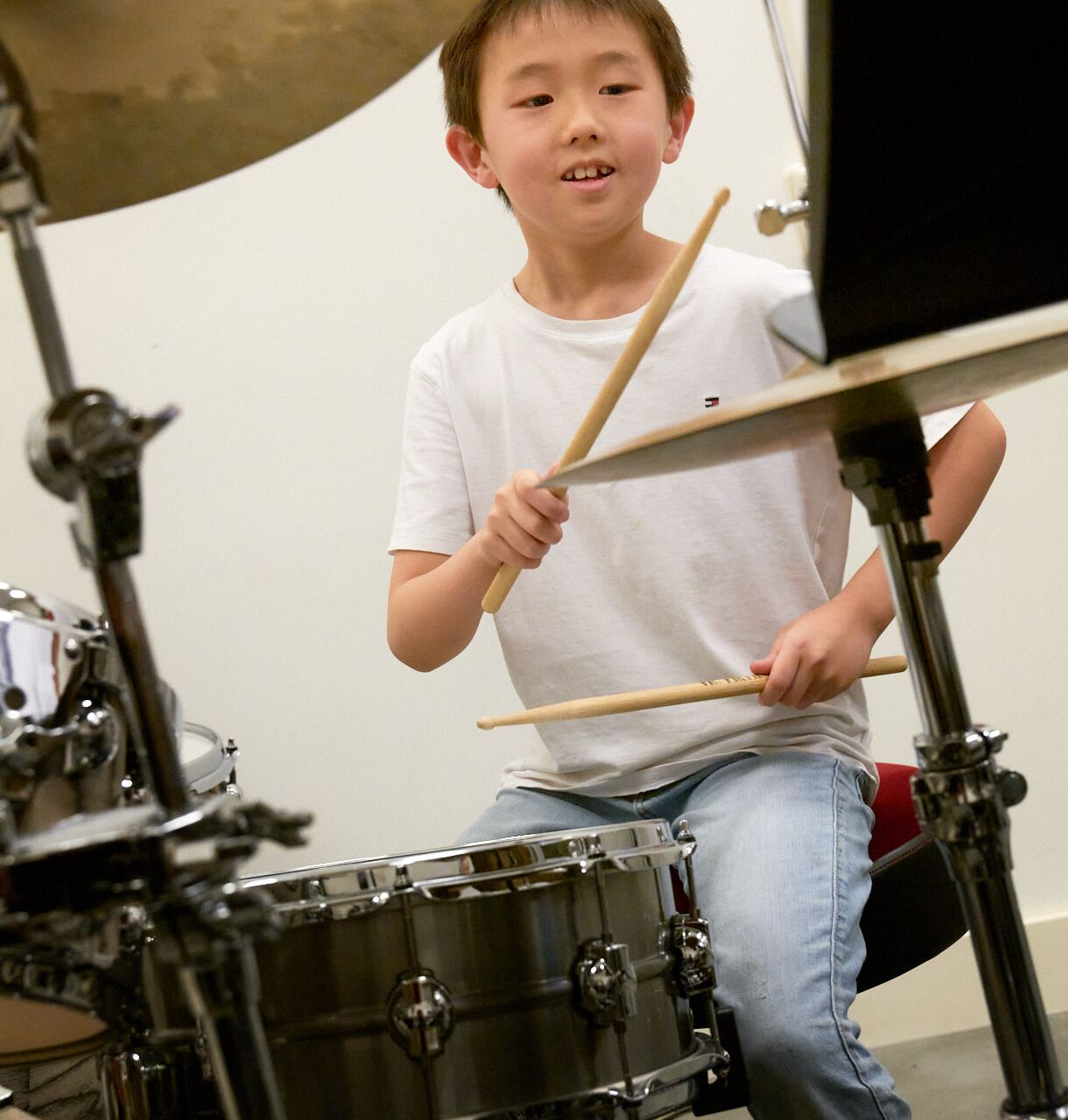 Kind volgt drumles