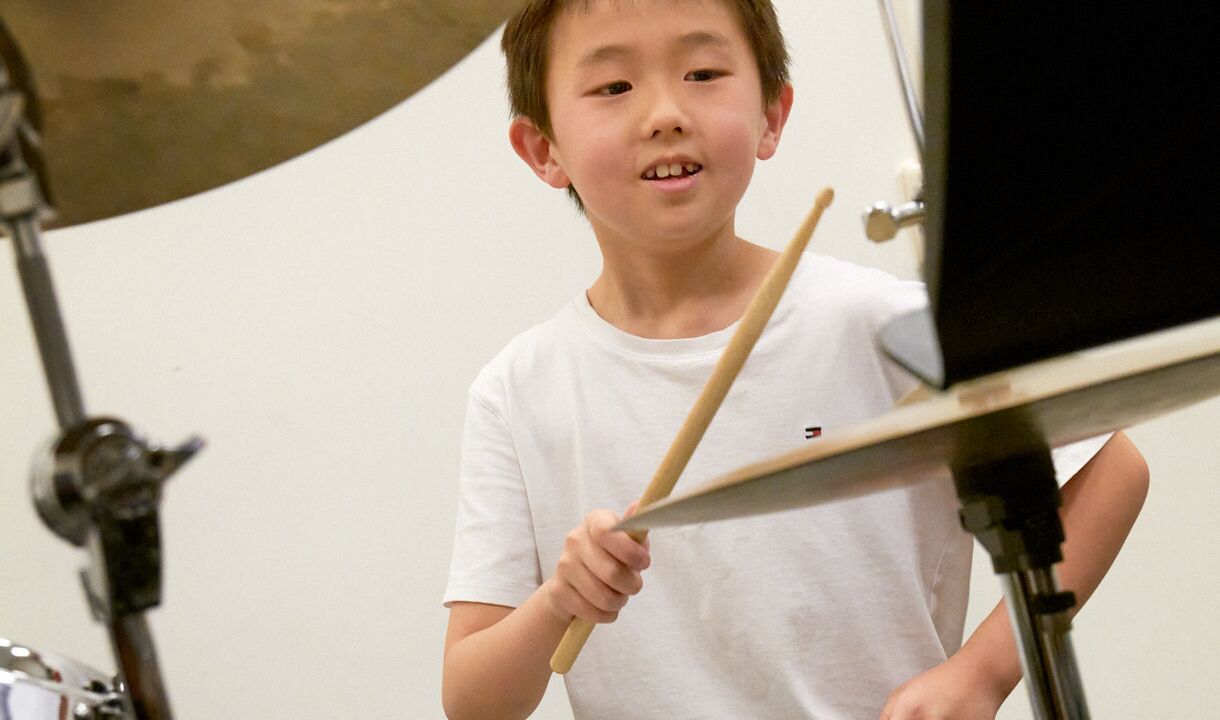 Kind volgt drumles