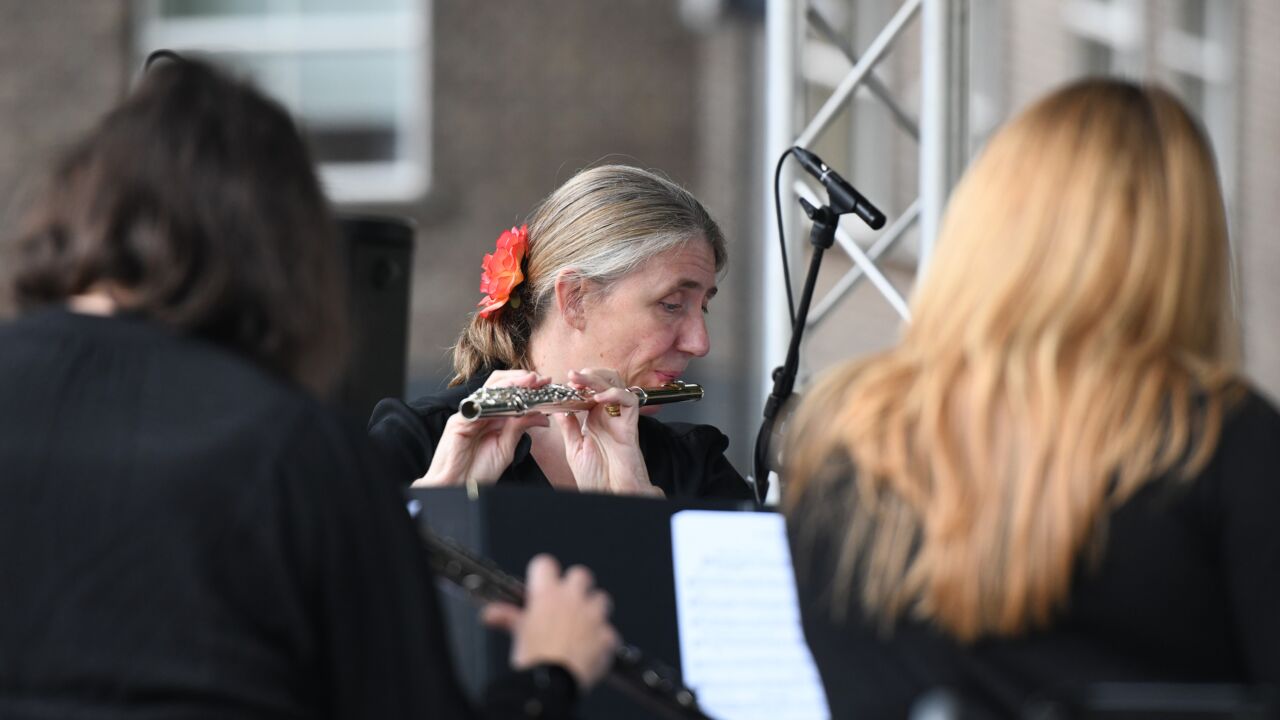 Leerling geeft optreden op dwarsfluit