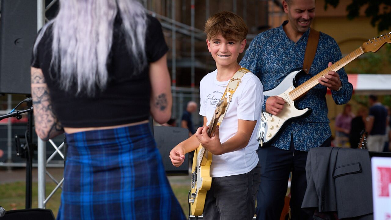 Leerling en docent spelen gezamenlijk elektrische gitaar