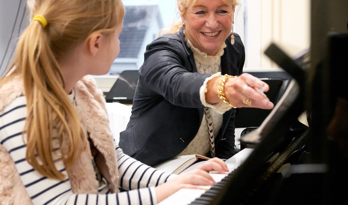 Leerling krijgt pianoles