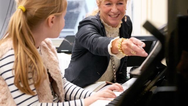 Leerling krijgt pianoles
