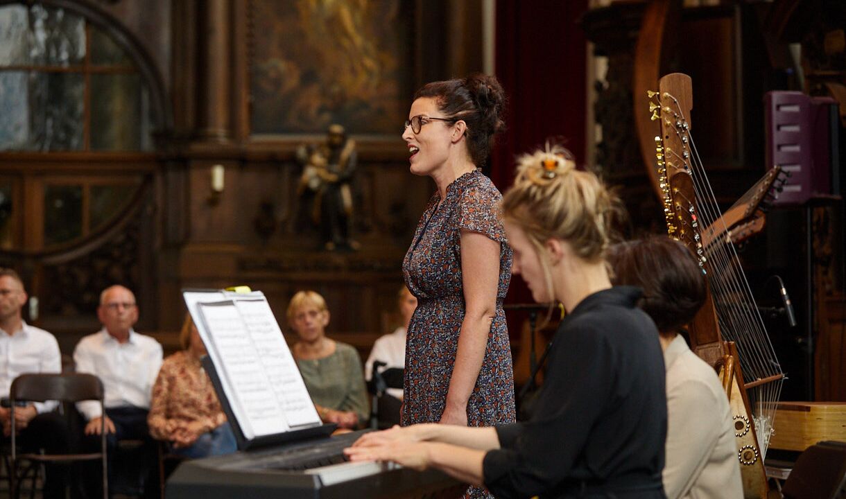 Vrouw zingt met begeleiding van pianomuziek