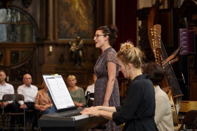 Vrouw zingt met begeleiding van pianomuziek