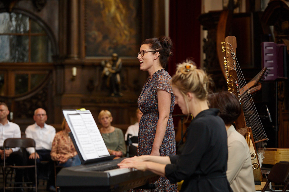 Vrouw zingt met begeleiding van pianomuziek
