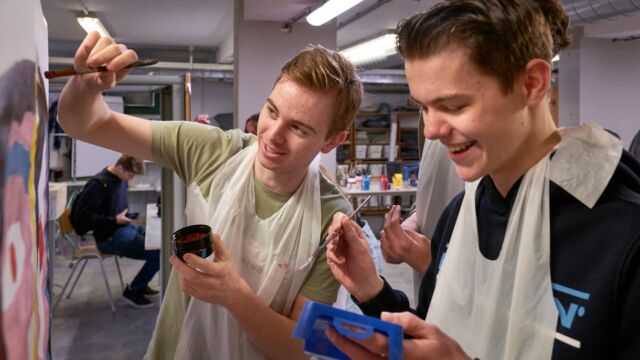 Leerlingen van het voortgezet onderwijs krijgen schilderles