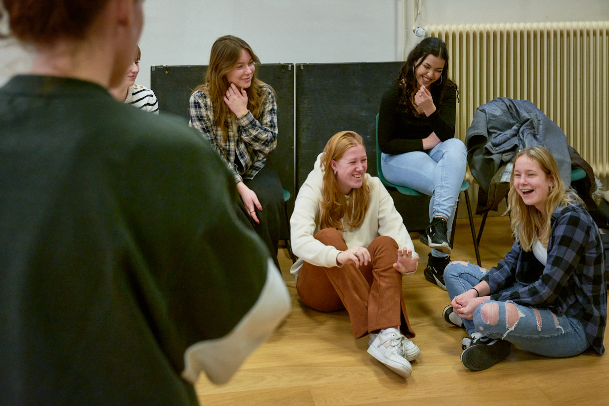 Een groep scholieren van het voorgezet onderwijs krijgt een toneelles bij RICK