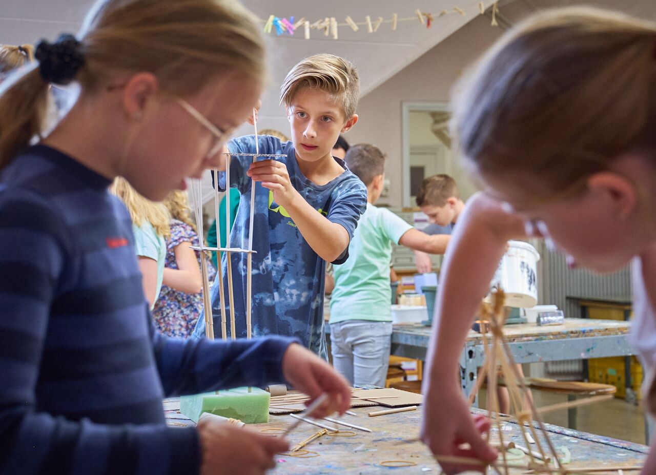 Leerlingen van het voorgezet onderwijs krijgen een beeldende activiteit op school
