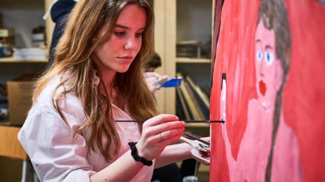 Leerling uit het voorgezet onderwijs volgt schilderles bij RICK