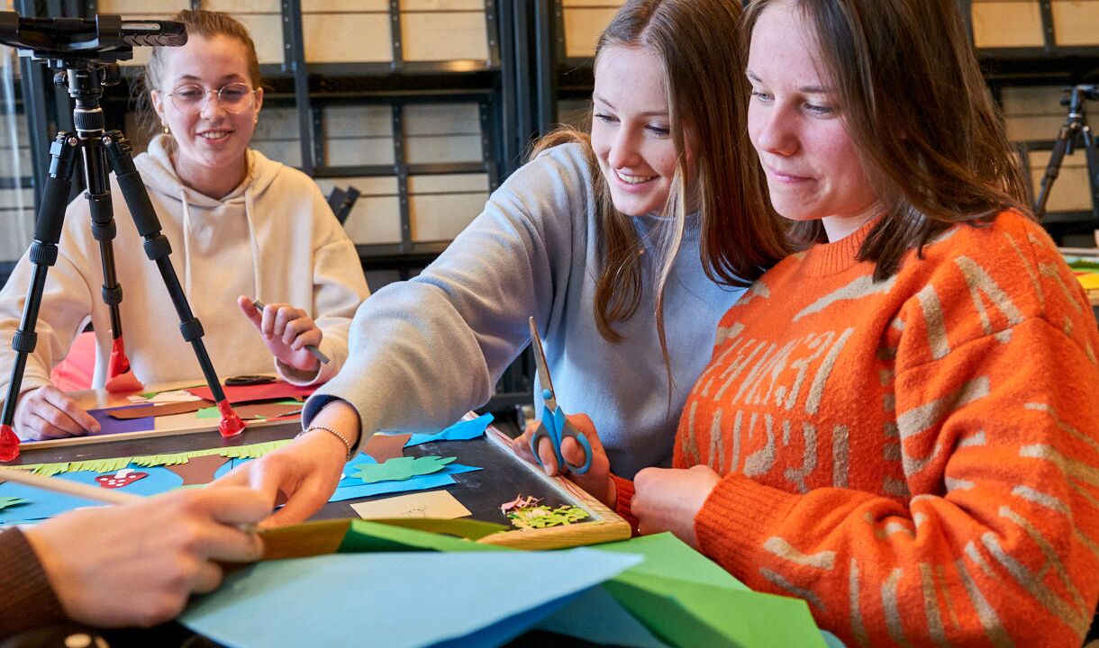 Een groep leerlingen van het voortgezet onderwijs heeft een beeldende les.