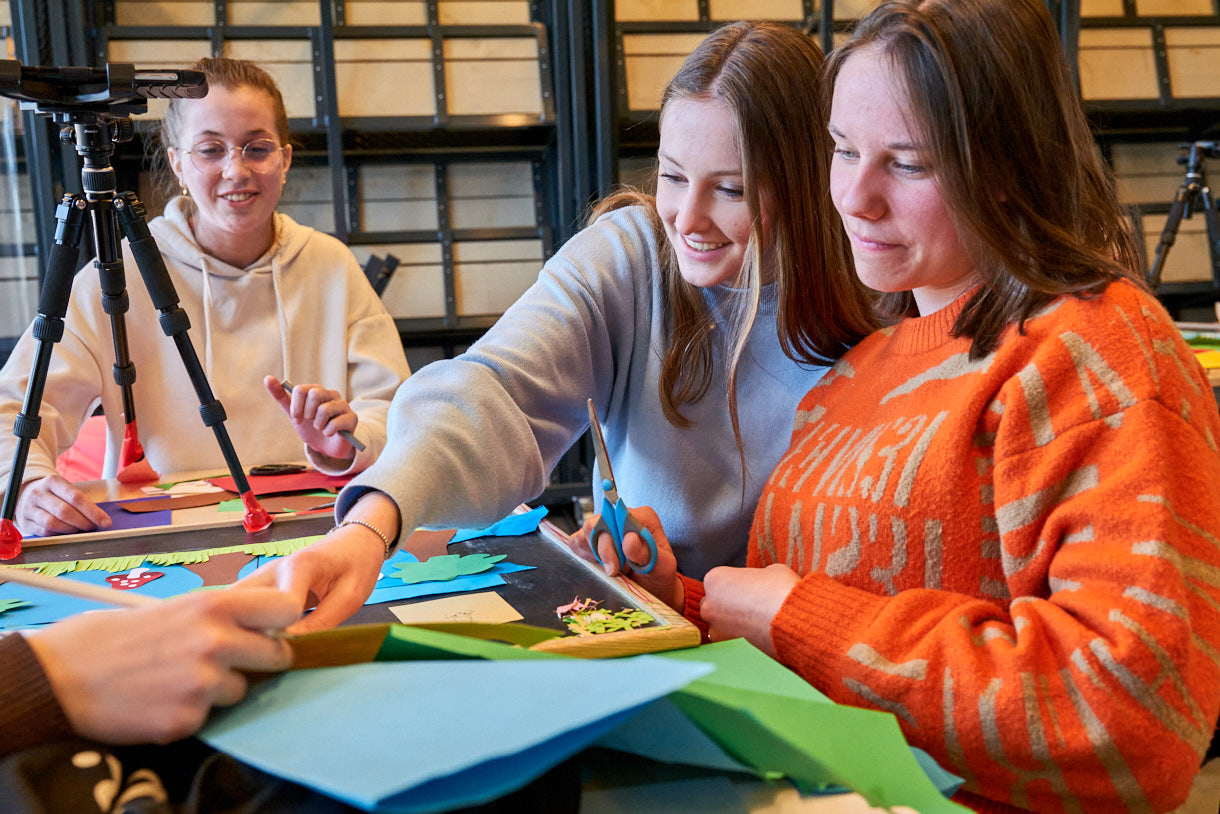 Een groep leerlingen van het voortgezet onderwijs heeft een beeldende les.