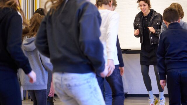 De cultuurmeester van RICK verzorgt dansles op school