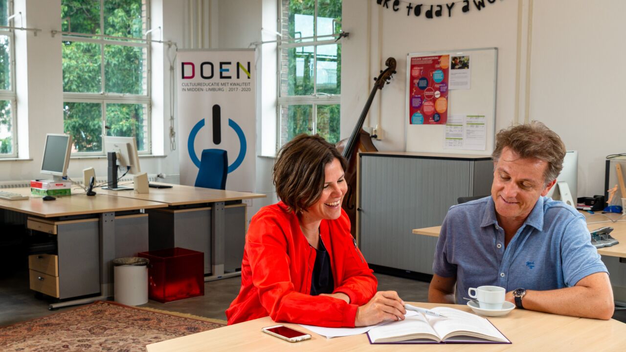 Twee personen zijn in overleg over de inzet van kunst en cultuur