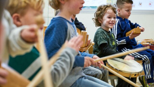 Leerlingen krijgen drumles door een docent van RICK op de basisschool