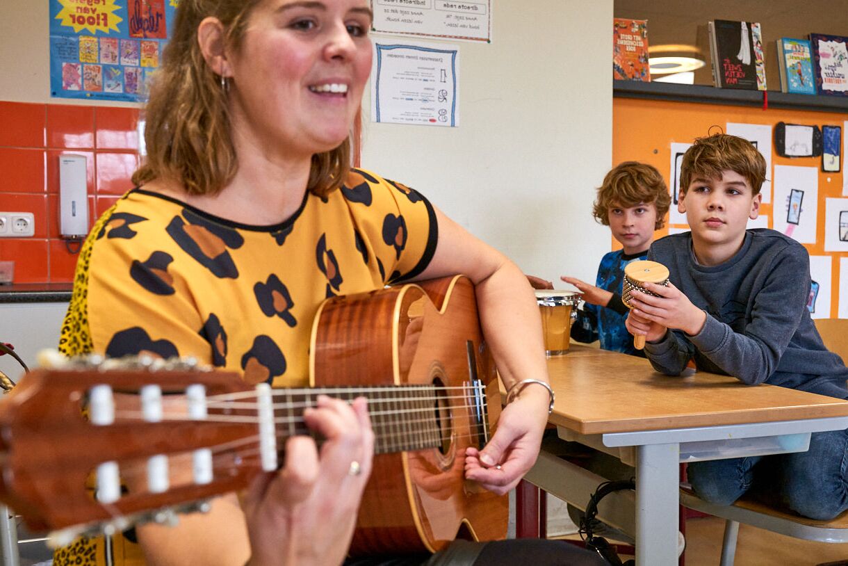 Een professional van RICK verzorgt muziekles op het basisonderwijs