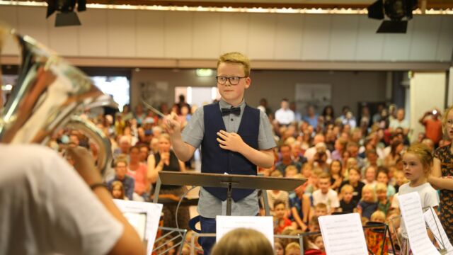 Leerlingen op de basisschool krijgen muziekles