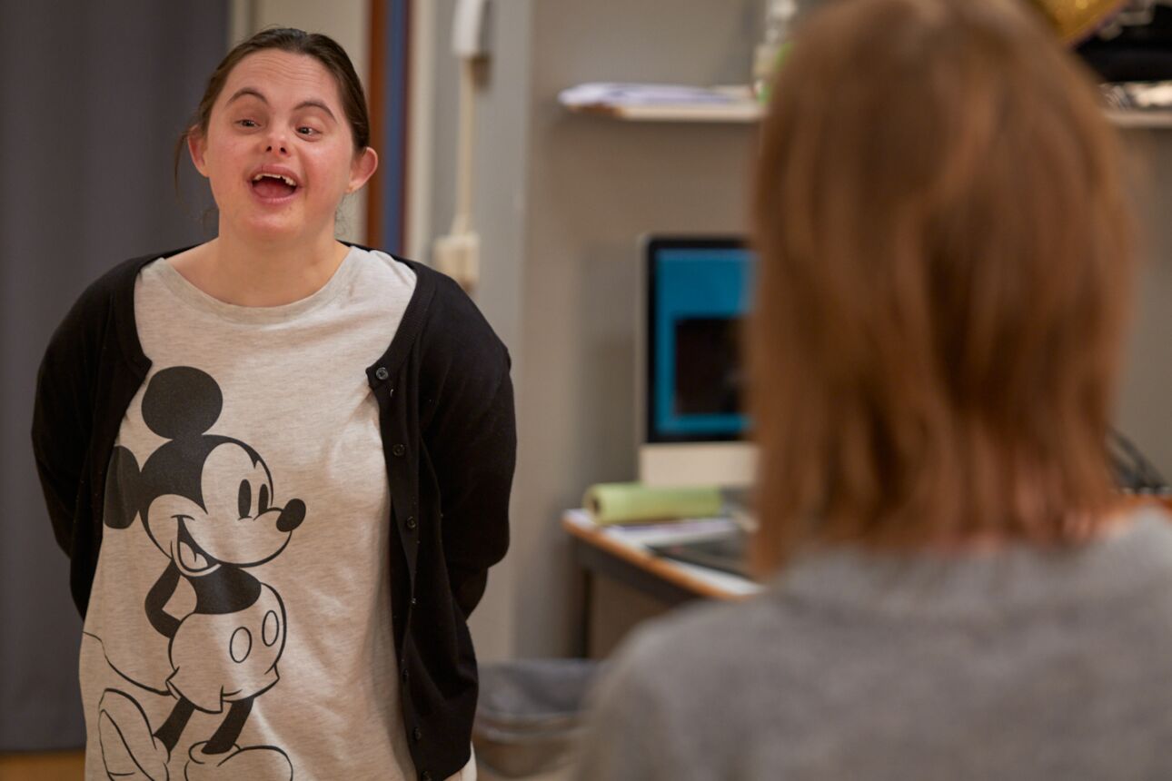 Leerling volgt een theaterles