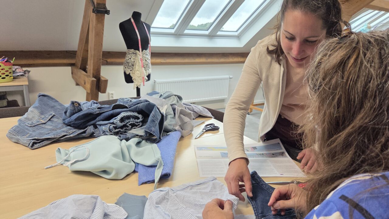 Workshop textielbewerking waar lappen stof worden verknipt, afgespeld en genaaid