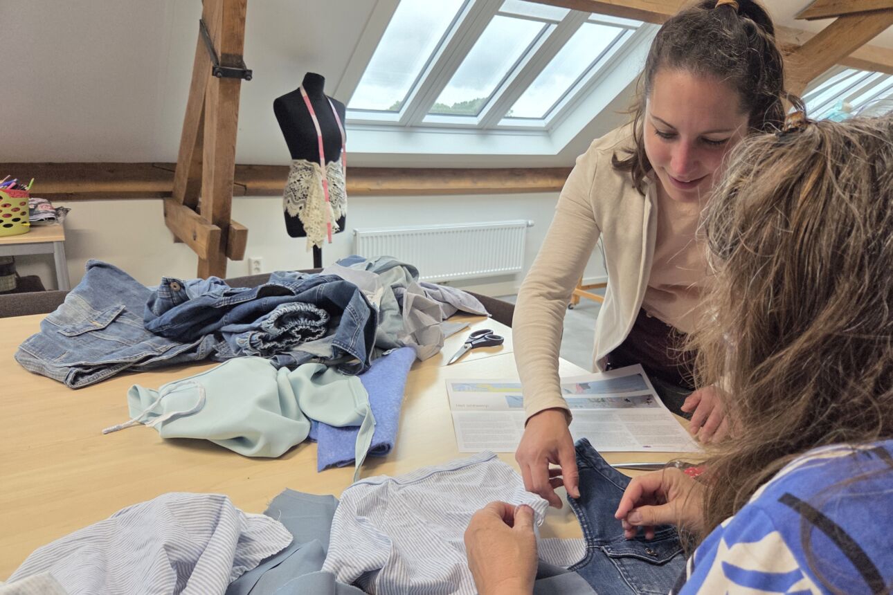 Workshop textielbewerking waar lappen stof worden verknipt, afgespeld en genaaid